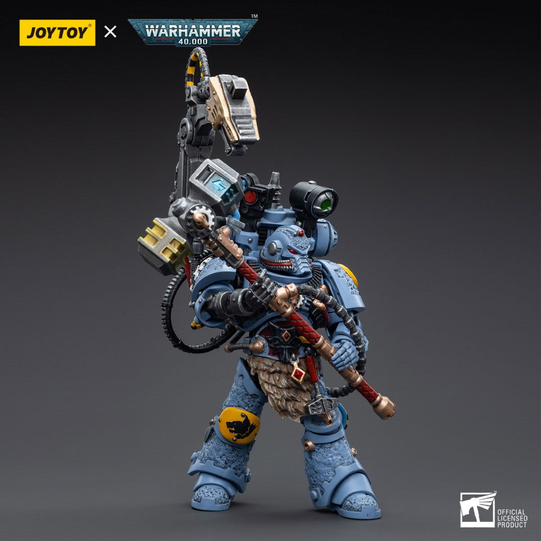 Warhammer 40k JoyToy Actionfigure - Space Wolves Iron Priest Jorin Fellhammer figure for collectors, display and premium shelf presentation