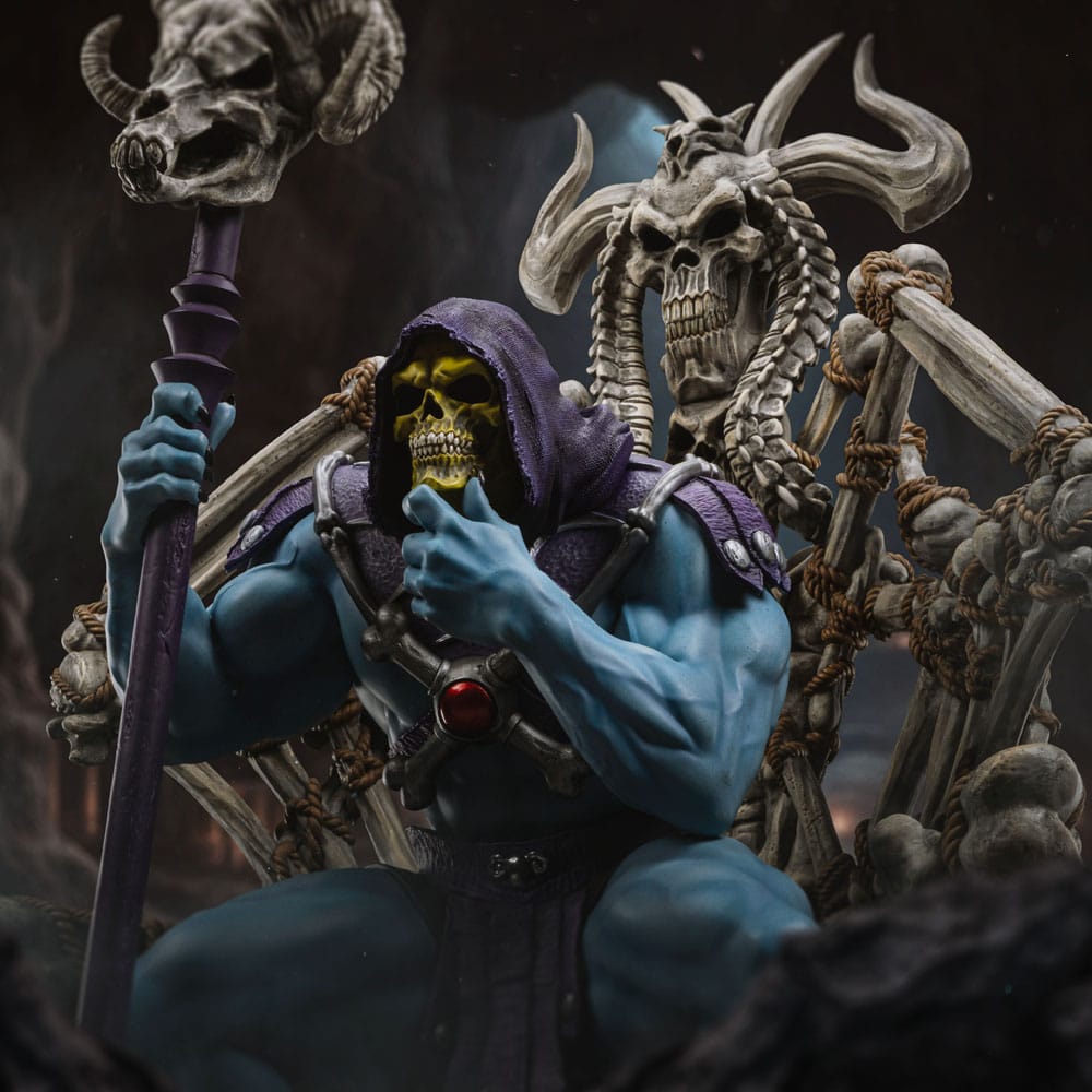 Gloomy figure with a hood and a skeleton with horns in a dark setting Masters of the Universe Prime Scale Statue 1/3 Skeletor 10th Anniversary Ver. 67 cm